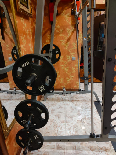 Пример тренажера Смитта Body-Solid GS348Q в собранном виде сотрудниками ФитнесДоктор у нашего покупателя. Плюс диски Бронз Джим.