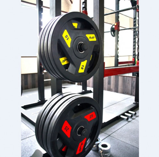 Олимпийский обрезиненный диск AeroFit 20 кг, черно-синий, с 3-мя хватами. Посадочное кольцо из нержавеющей стали, Ø 51,5 мм