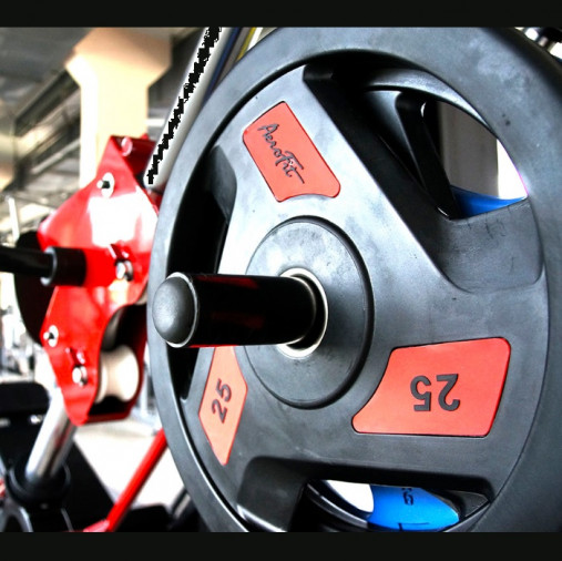 Олимпийский обрезиненный диск AeroFit 25 кг, черно-красный, с 3-мя хватами. Посадочное кольцо из нержавеющей стали, Ø 51,5 мм